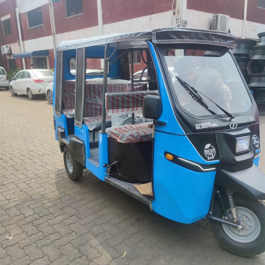 ZulfiqarAhmed69's tweet photo. LUMS and Sazgaar produced this 3 wheeler electric rikshaw within one month.
The government will provide finance to micro entrepreneurs to buy these.
One great step towards sustainability. https://t.co/ApNHP8NXH2