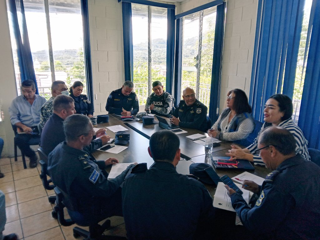 PDDH_chalate's tweet photo. @PDDHElSalvador @PDDH_chalate  
Se sostuvo Mesa de Diálogo Interinstitucional PDDH-PNC desde la cuál se coordinan esfuerzos de comunicación, coordinación y apoyo con el fin de proteger los derechos y libertades de las personas. https://t.co/U21163k99O