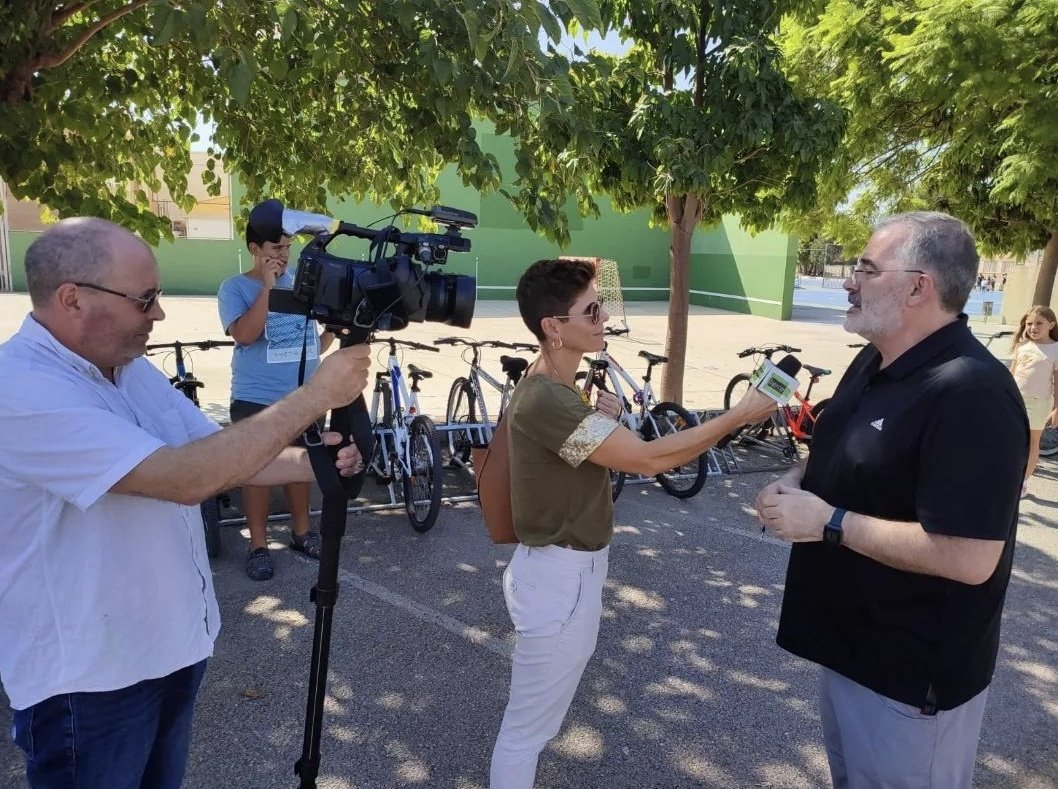 maristaalgemesi's tweet photo. Seguimos con las actividades relacionadas con la #europeanmobilityweek y nuestra propuesta #aMaristesAmbBici.
🇪🇺🌴🚴‍♂️🌴🚴‍♀️🌴🇪🇺 
El @levante_emv y el medio local #BercaTV de @algemesi_net se han hecho eco. 👏👏👏 #SonríeDeCorazón 😁💜 https://t.co/nVl0wuZw3N