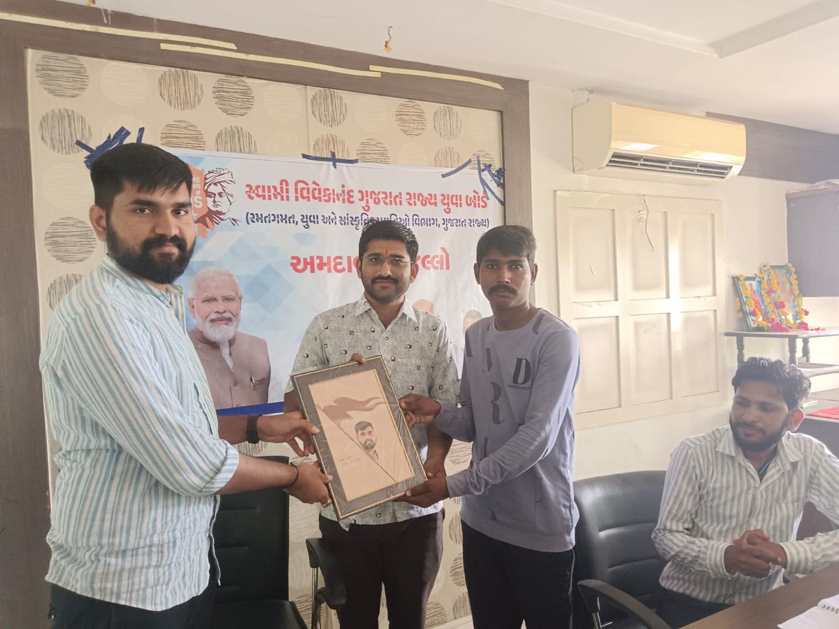 Vishal_Gajjar_'s tweet photo. @svgryuvaboard અમદાવાદ જિલ્લાના તમામ તાલુકા,નગરના સંયોજકોની બેઠક યોજાઇ જેમાં આગામી દિવસોમાં કરવાના કામો માટે ની ચર્ચા કરવામાં આવી જેમાં જિલ્લા સંયોજક રસિકભાઈ કોળી પટેલ અને તાલુકા/નગર સંયોજકો ઉપસ્થિત રહ્યા
@sanghaviharsh 
#SVGRYB https://t.co/pmiJPBkCo1