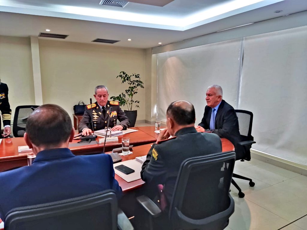 DefensaEc's tweet photo. #DefensaEc|
Esta mañana el ministro de Defensa Nacional Grad. Luis Lara, preside la sesión ordinaria No. 22-15 del Consejo Directivo del @ISSFA_ECUADOR en Quito.
#NoParamos🇪🇨 https://t.co/KTSH4Xsm2d