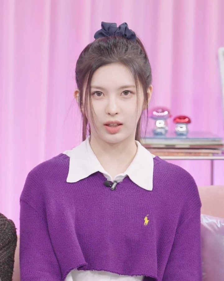 📸 | 20.09.22 — A mulher mais linda de cabelo preso!!

#BAE durante a live do NMIXX realizada no Naver NOW.

#BAE #배이 #배진솔 #NMIXX #엔믹스  <a href="/NMIXX_official/">NMIXX</a>