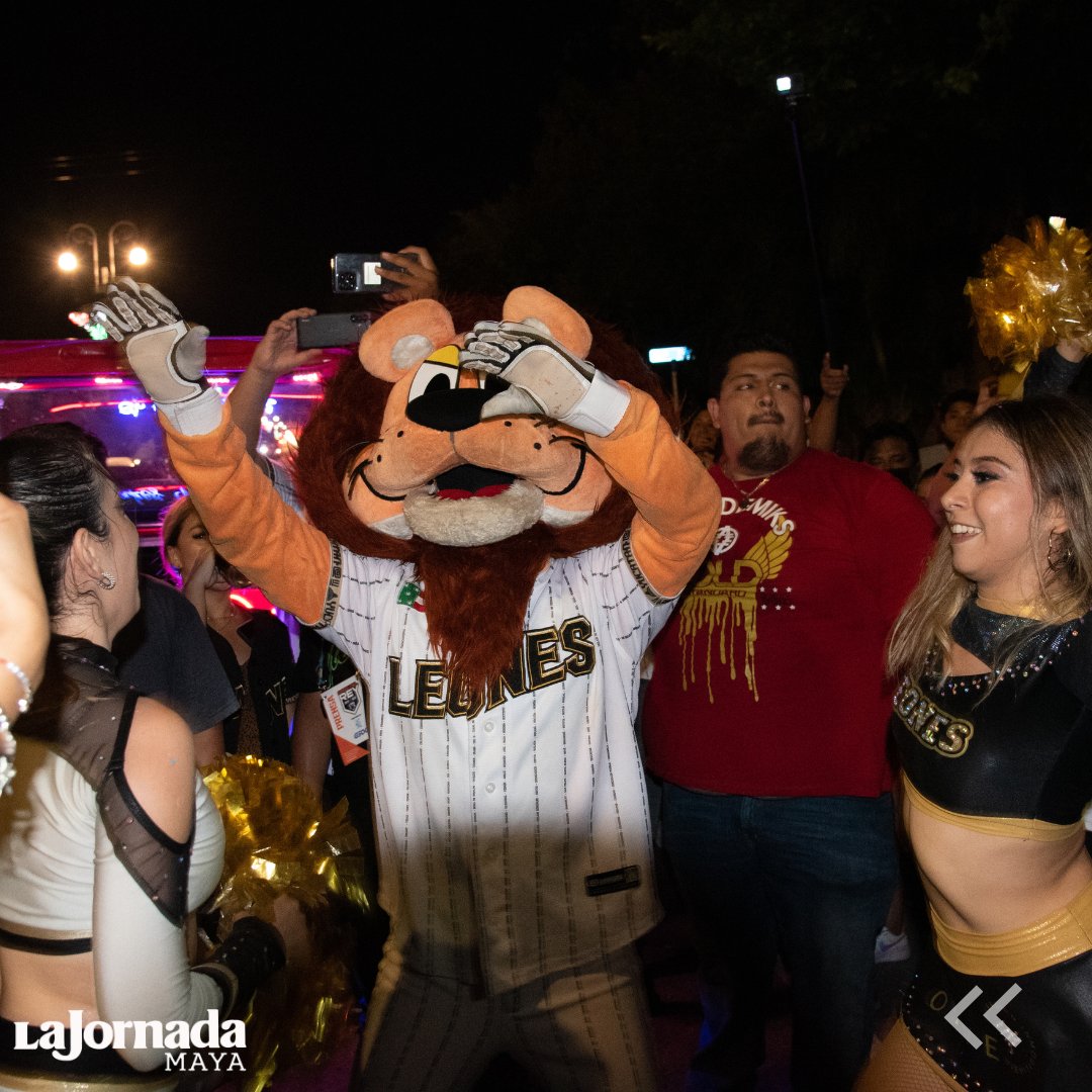 LaJornadaMaya's tweet photo. @leonesdeyucatan @LigaMexBeis @SultanesOficial Entre gritos, porras y cantos así se reunieron para ondear la bandera yucateca y celebrar junto a @LeonelelCoronel .(2/2)

📸: David Rico https://t.co/FSlmhve5QB