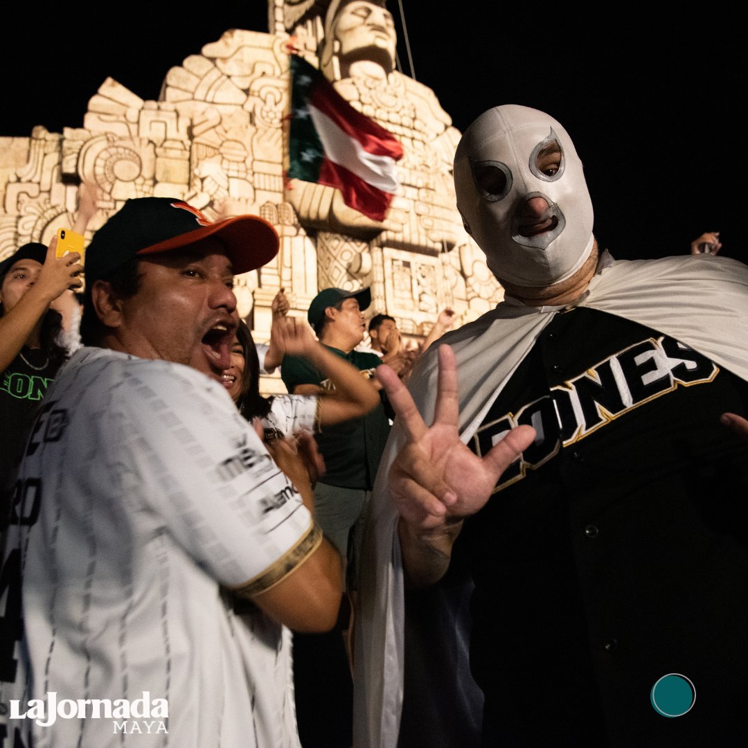 LaJornadaMaya's tweet photo. @leonesdeyucatan @LigaMexBeis @SultanesOficial Entre gritos, porras y cantos así se reunieron para ondear la bandera yucateca y celebrar junto a @LeonelelCoronel .(2/2)

📸: David Rico https://t.co/FSlmhve5QB
