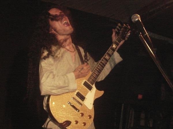 SergioLavanda's tweet photo. Estas fotos corresponden al primer concierto de la gira bogotana de #COLDTURKEY en el año 2006.
Nuestro amigo Alexander Montes (@eje_vinyl ) nos agendó una semana de conciertos en la capital, los cuales incluyeron Crabs BAR 🎸🎵🔥🤟
(Créditos al autor)
#COLDTURKEY20AÑOS https://t.co/lsRo4ARRVQ