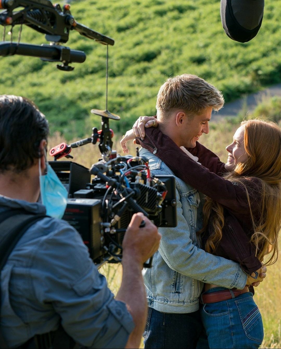 Séries TV Show BR on Twitter "Abigail Cowen e Danny Griffin no set da 2ª temporada de 