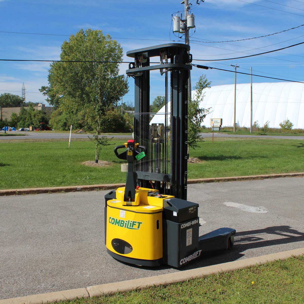 Le Combi-WR4 est le premier gerbeur multidirectionnel spécialement conçu pour piétons. Capable d'opérer dans une allée de 2,1m et avec une capacité de 3000 lb, son ergonomie et son agilité rend les opérations plus sécuritaires.  
#ChariotsGCS #Combilift #liftinginnovation