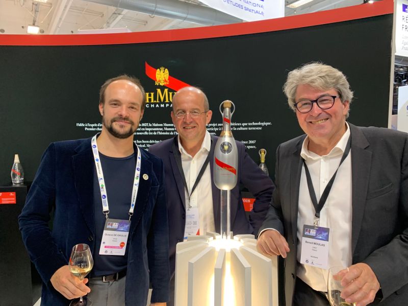 Aujourd'hui sur le stand du <a href="/CNES/">CNES</a>, <a href="/COMATSPACE/">COMAT</a>
 est heureux d'être à la présentation de la bouteille de #champagne en compagnie de Octave de Gaulle. Le début d un beau partenariat !

#IAC2022 
<a href="/IACParis2022/">IAC Paris 2022</a>