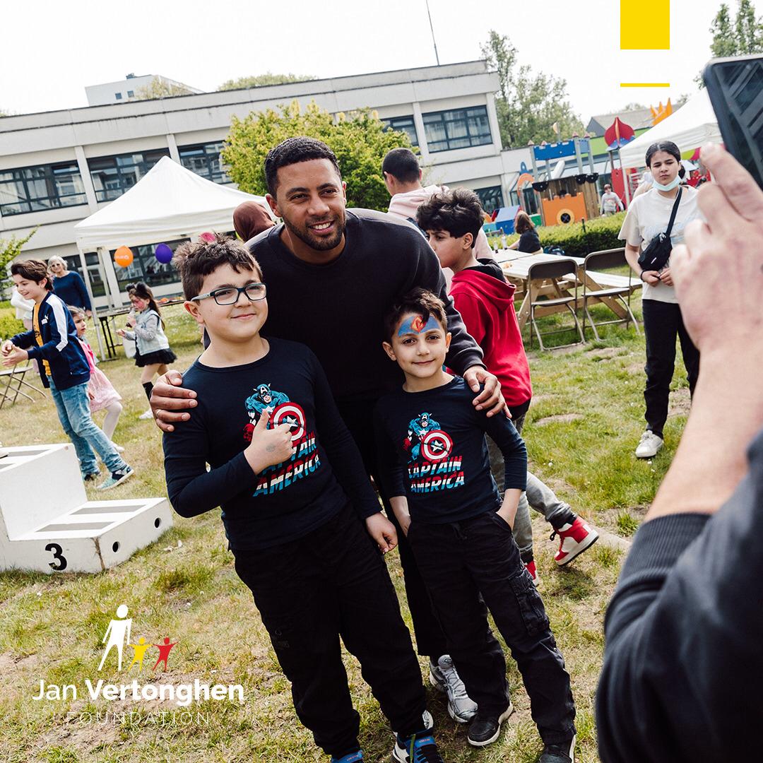Afgelopen April waren wij te gast bij het ZNA Koningin Paola Kinderziekenhuis te Antwerpen! Naast de onthulling van de speciale muurtekening van onze partner Liz Art was <a href="/mousadembele/">Mousa Dembélé</a> aanwezig om met de kinderen te spelen en handtekeningen uit te delen. ❤️🙏