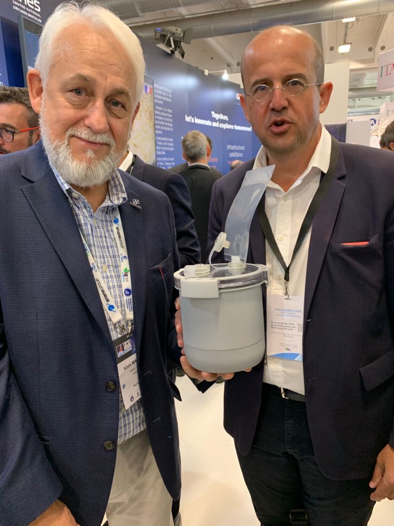 COMATSPACE's tweet photo. Vous avez dit « mousse au chocolat »? Le Food Processor va bientôt partir dans l’@Space_Station (ISS). Beau projet en partenariat avec le @Medes_IMPS , @CNES  et @COMATSPACE !
Retrouvez la maquette demain toute la journée sur le stand de Comat.
#IACParis2022 @IACParis2022 https://t.co/vkaICkhDys