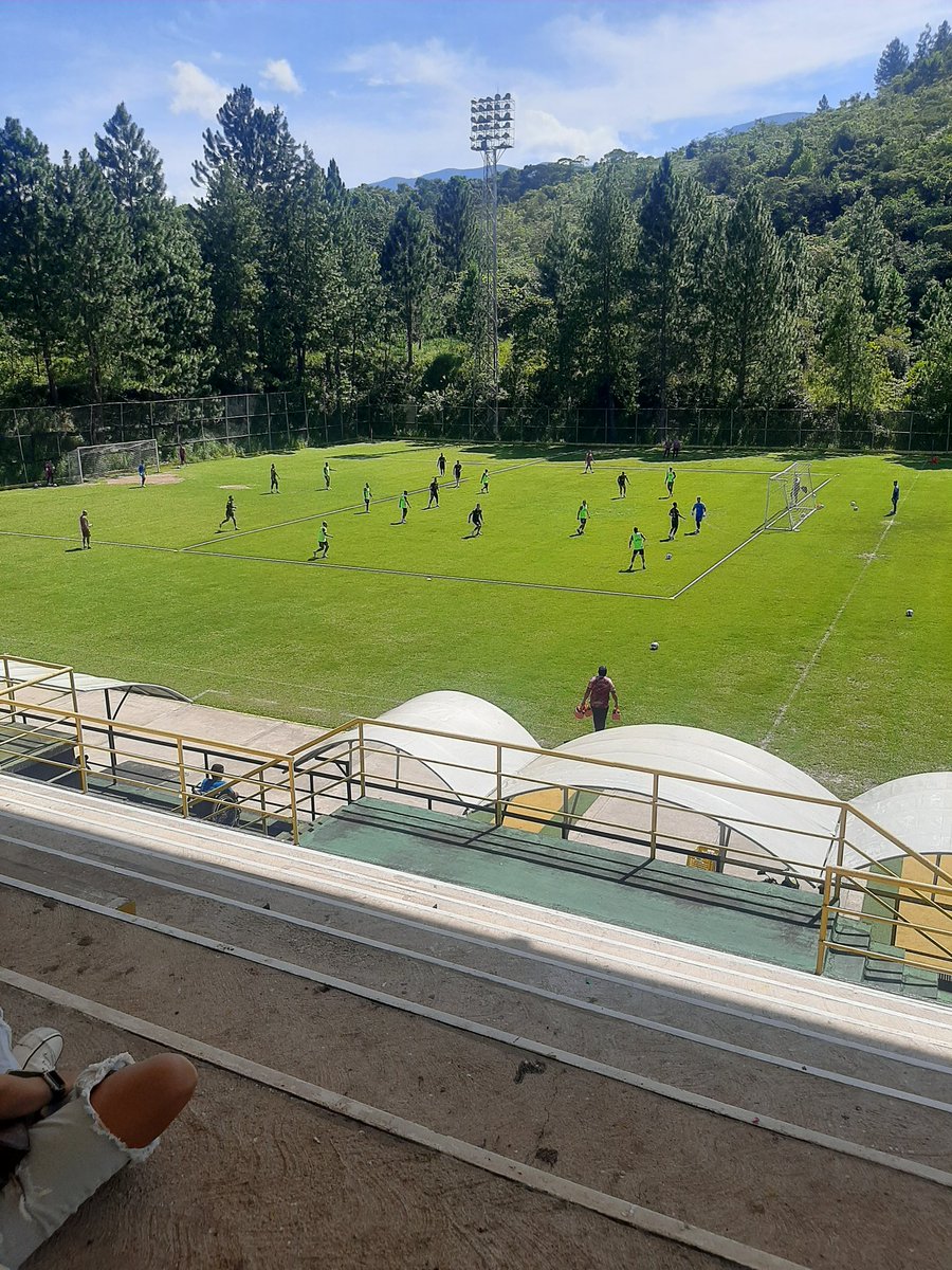 FrankPinedaC's tweet photo. Próximo a finalizar el entrenamiento del Dvo. Táchira en la cancha alterna de Pueblo Nuevo. Habrá atención a los medios, en minutos en vivo 🗣🎙 por @futbuenoo y la Fm 98.5 Buenisima @lafm985 📻 #FutVe #VenezuelaEsFUTVE https://t.co/fsxwxIHwnj