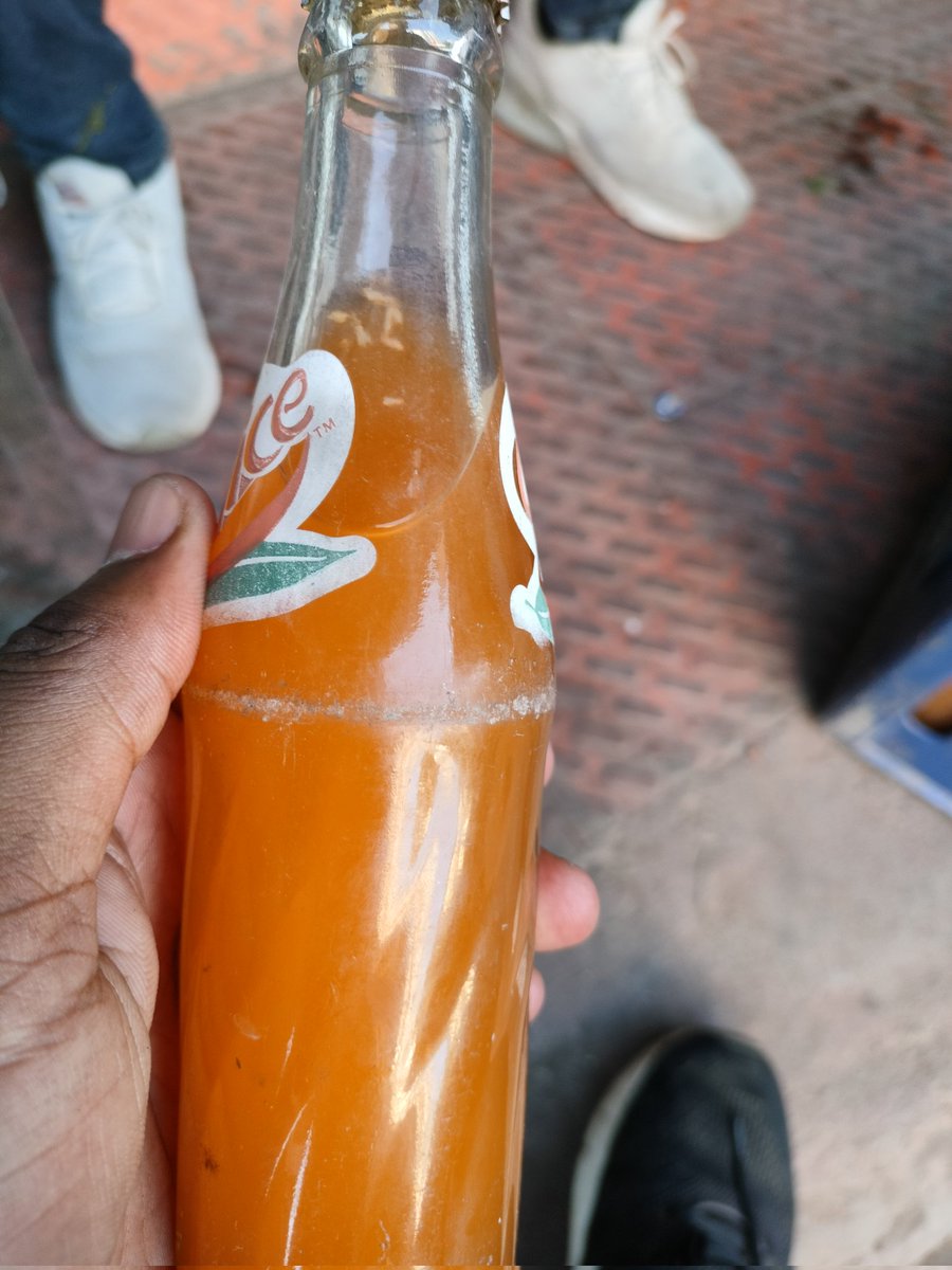 PrabhatSwanson's tweet photo. Slice new pack with some organism @slice @pepsi @CocaCola @aajtak @PMOIndia @SachTakNo1 hmne aaj hi kharida or eska packing July me hai or bhut sare kira hai so don't drink ,plz i request to all and also request to gov take a action https://t.co/fWO7QW4sBt
