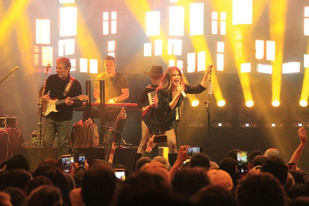 TeusEncantosPF's tweet photo. Fotineas da cantora toda POPSTAR no show na FAMPOP em Avaré/SP. Próximo show dia 24 de Setembro, na Expo Agro Rio Preto, em Rio Preto/ MG!!🥰💃❤ #turneonzeeonze #paulafernandes #fampop https://t.co/2kvfr1VDSh