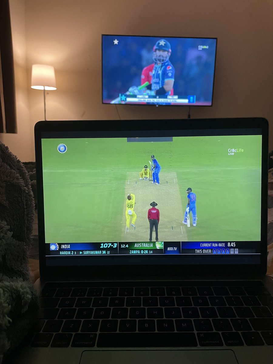 MrQasim's tweet photo. Jb aik saath 2 match lgy hn 😂#PAKvsEng #INDvsAUS @ICC @TheRealPCB @englandcricket @CricketAus @BCCI https://t.co/d1VheIZs3j