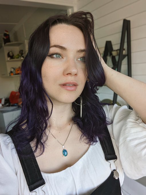 Looking or looking away? 👀   Purple hair is one of my favourites on me 😭 I wish I wasn't allergic AH