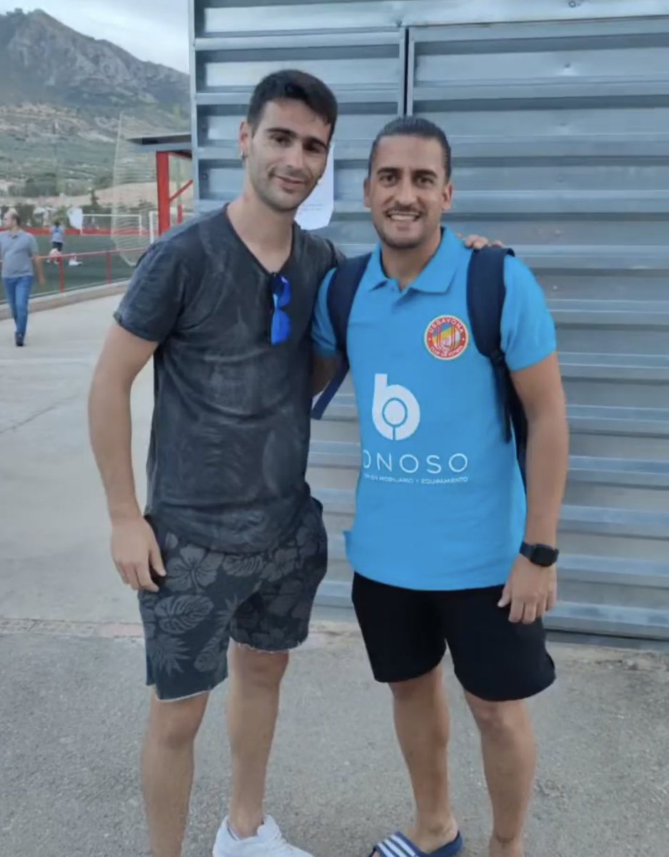 CristianCf10's tweet photo. Lo bonito que deja el fútbol… en cada rincón siempre tienes a un amigo!!! Un abrazo grande!! @diegoeljopi https://t.co/leJ3Jph45g