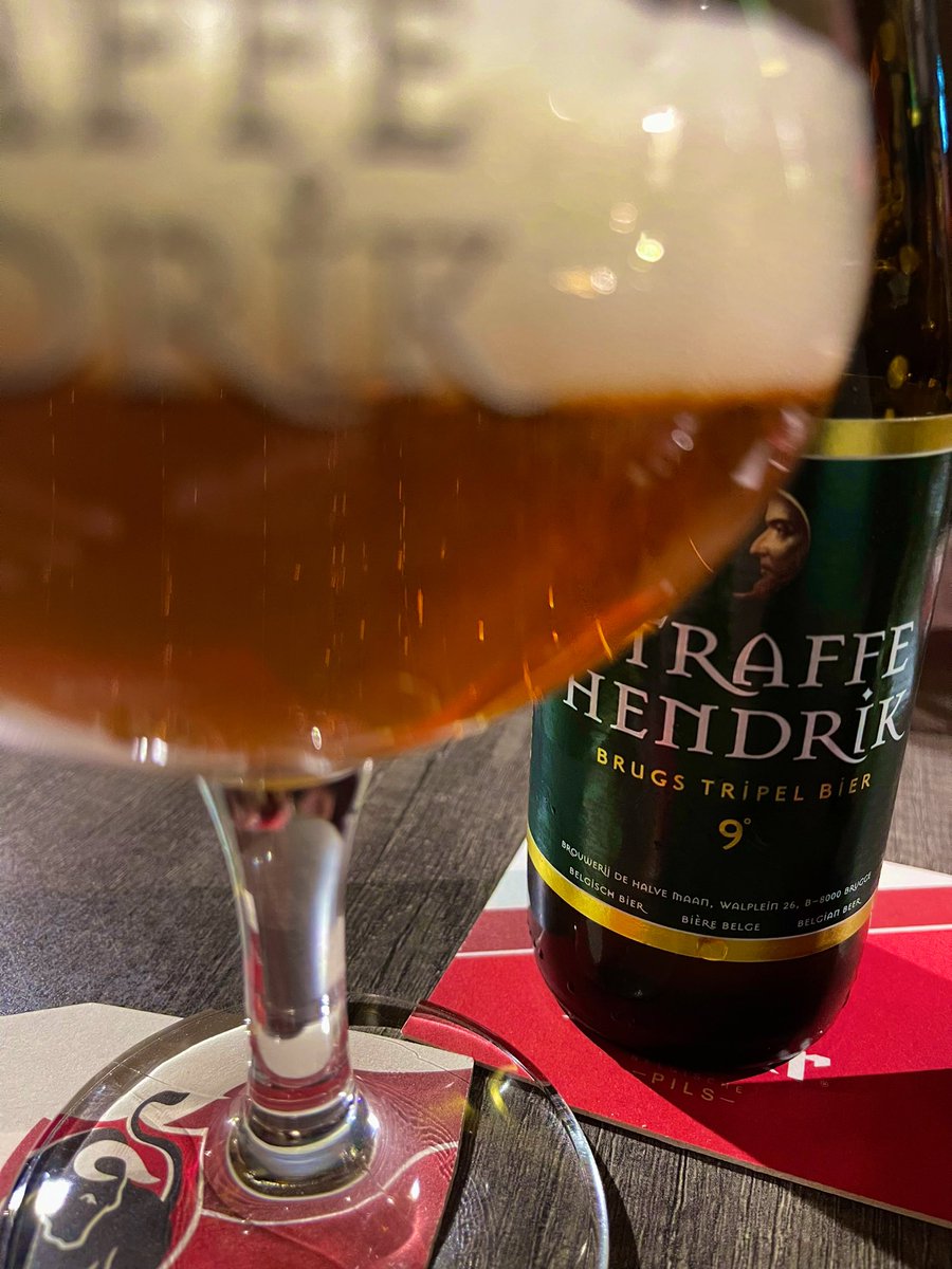 soyEsoyF's tweet photo. Brujas es esta belleza y la otra belleza se llama cerveza con 9% de alcohol.
Viva Italia!! (?)
#Brugge #Brudge #Brujas #Belgica 🇧🇪 https://t.co/MuZu8NmnCI