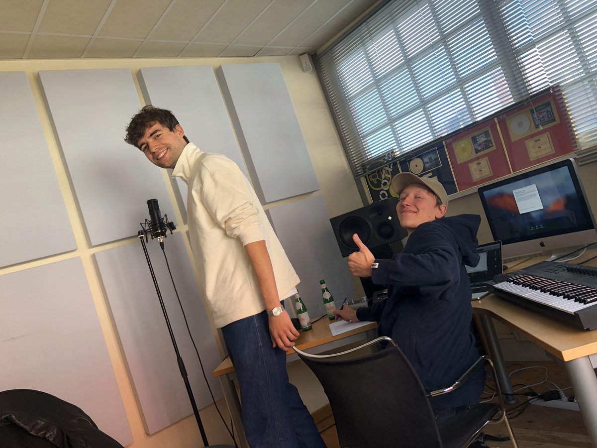 Thanks for a fantastic first day for the writing camp in #Hambeeg <a href="/kontorrecords/">Kontor Records</a> / Sheffield Publishing / @SentricMusic @sheknowsall <a href="/upsideuk/">Upside UK</a> Johanson &amp; Benzsoul <a href="/denisebeighton/">Denise Beighton</a> . 
“LOOKING FORWARD TO DAY 2”🤘🏼🤗🔊🤜🏼