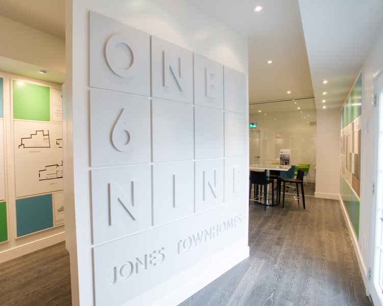 WiklemDesign's tweet photo. Condominium projects begin at the sales office. 📈 This vibrant and exciting sales office gives an excellent first impression!

#CondominiumDesign #CondoDesign #SalesOffice #InteriorDesign https://t.co/rZ61qoT27M