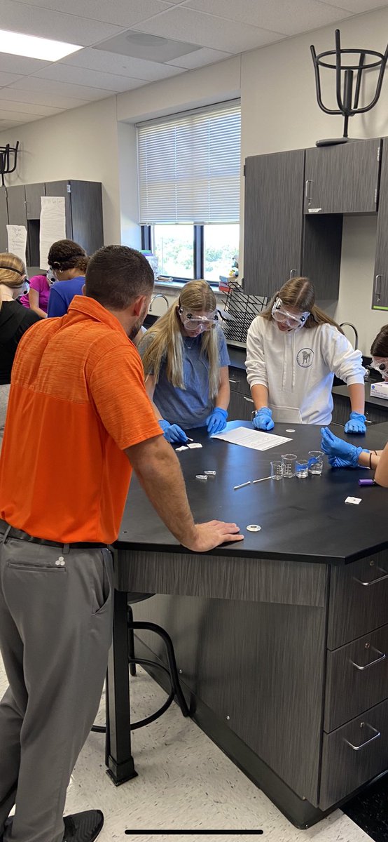 DBethmann_NPHS's tweet image. @Elmendorf_NP_AP helping students with forensic testing in Mr. Craghead’s class. #NPObserveME