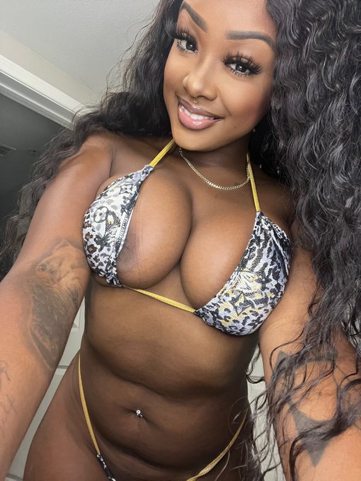 2 pic. fix my top for me? ☺️ https://t.co/4e8aU0EEoO