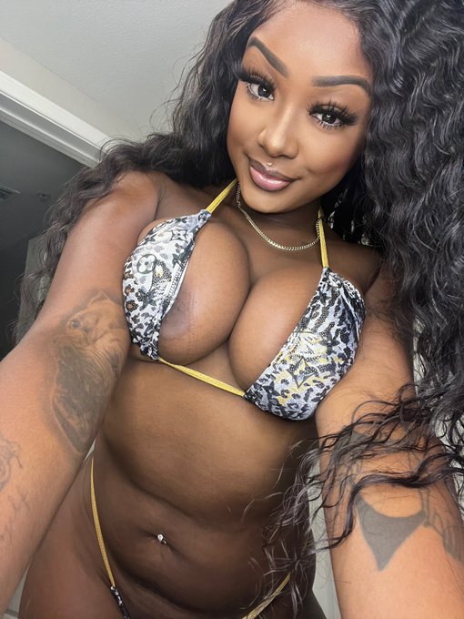 1 pic. fix my top for me? ☺️ https://t.co/4e8aU0EEoO