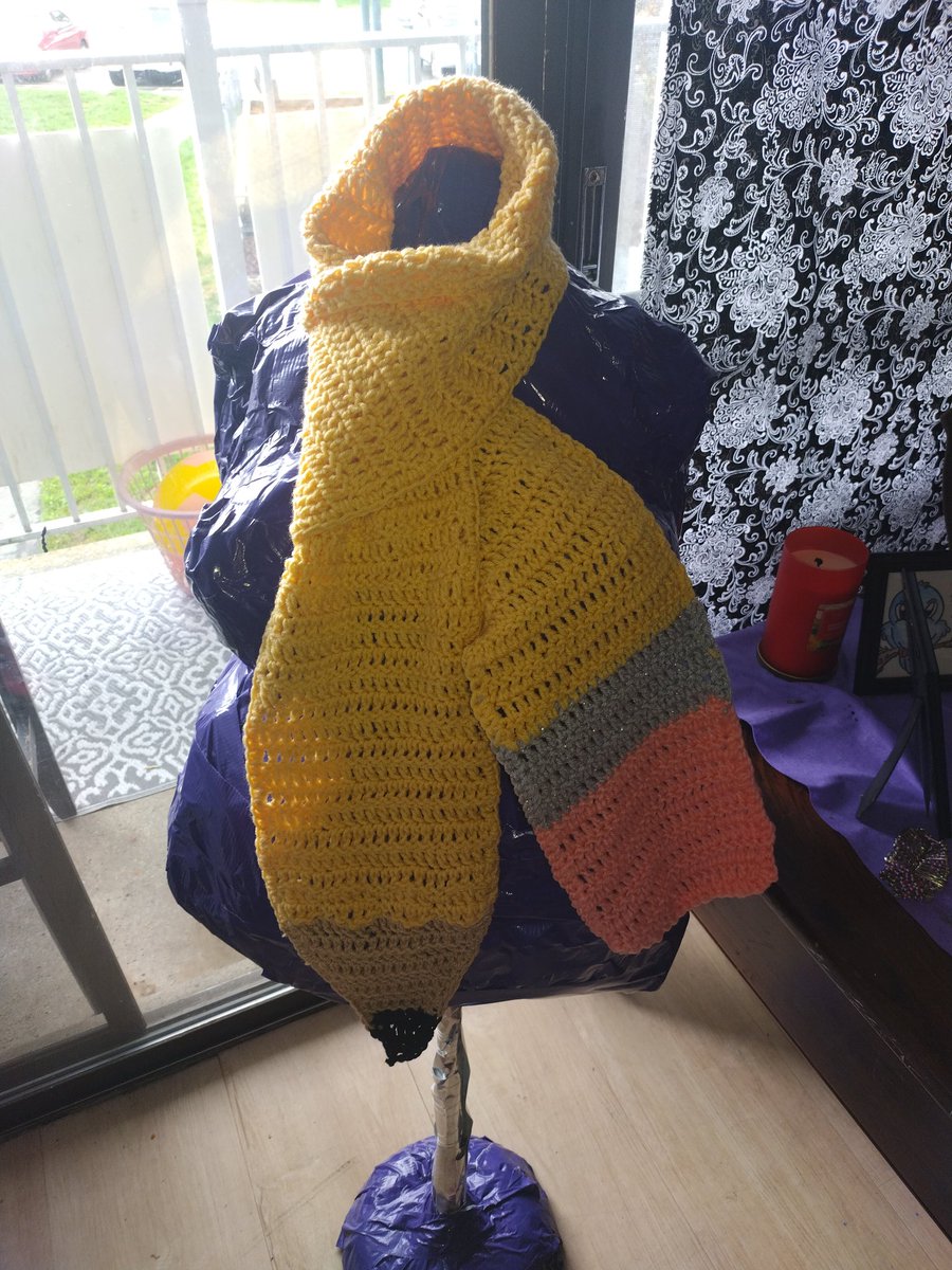 Fluffiecroation's tweet photo. Pencil scarf https://t.co/CJJxlPt60H