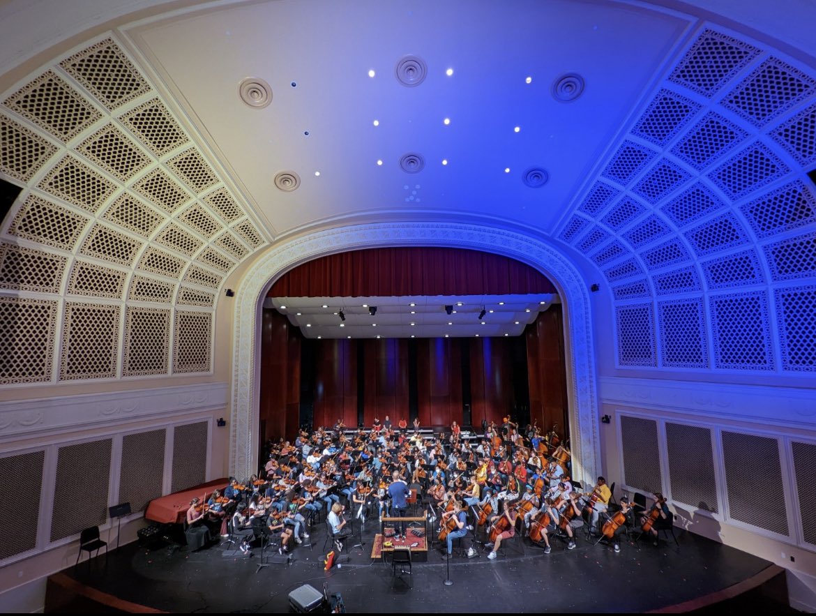 QBAP_Glenn's tweet photo. S/o to Mr. Oldham and our orchestra students for the opportunity to clinic with @UNCG and artist @christianhowes @GCSchoolsNC @WOakleyGCS @Ragsdale_RHS @GetSmartEdu #Gibson #CDunlap #Engagement https://t.co/SBvz93O8I2