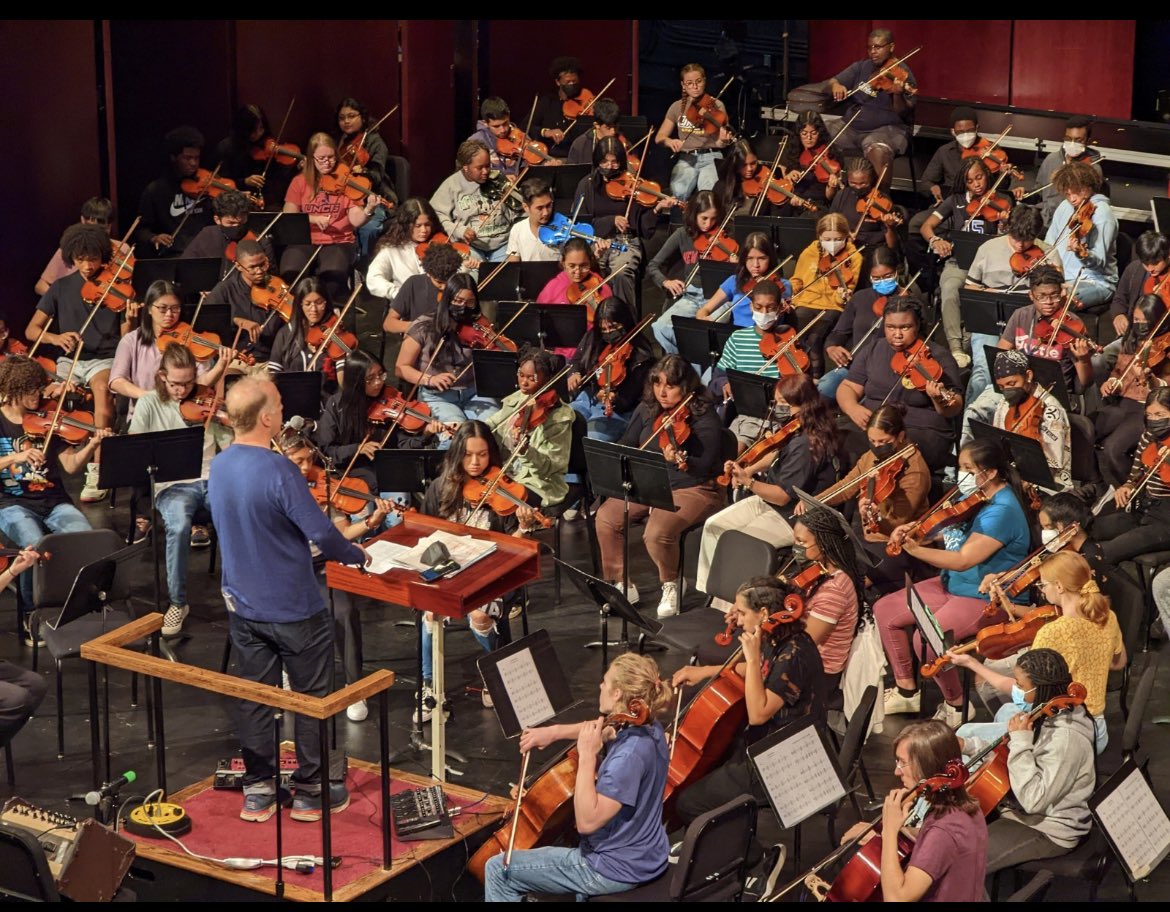 QBAP_Glenn's tweet photo. S/o to Mr. Oldham and our orchestra students for the opportunity to clinic with @UNCG and artist @christianhowes @GCSchoolsNC @WOakleyGCS @Ragsdale_RHS @GetSmartEdu #Gibson #CDunlap #Engagement https://t.co/SBvz93O8I2