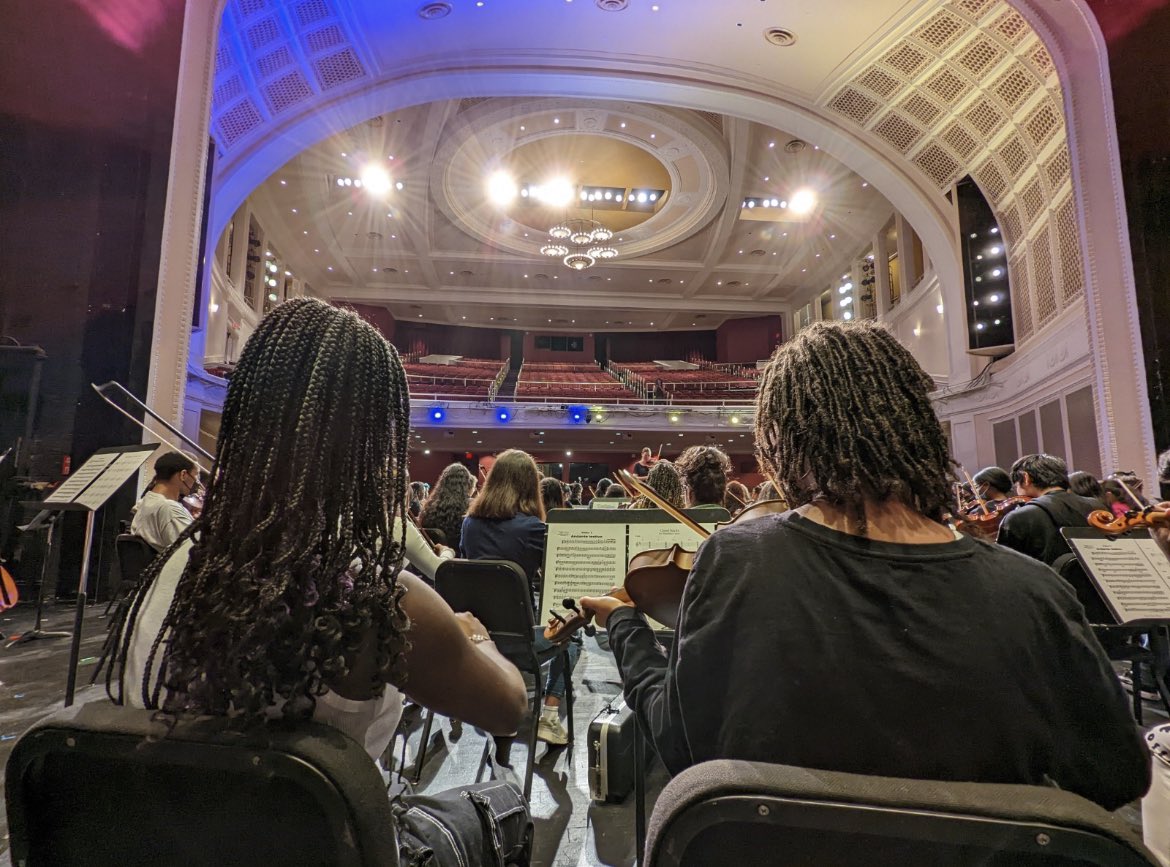 QBAP_Glenn's tweet photo. S/o to Mr. Oldham and our orchestra students for the opportunity to clinic with @UNCG and artist @christianhowes @GCSchoolsNC @WOakleyGCS @Ragsdale_RHS @GetSmartEdu #Gibson #CDunlap #Engagement https://t.co/SBvz93O8I2