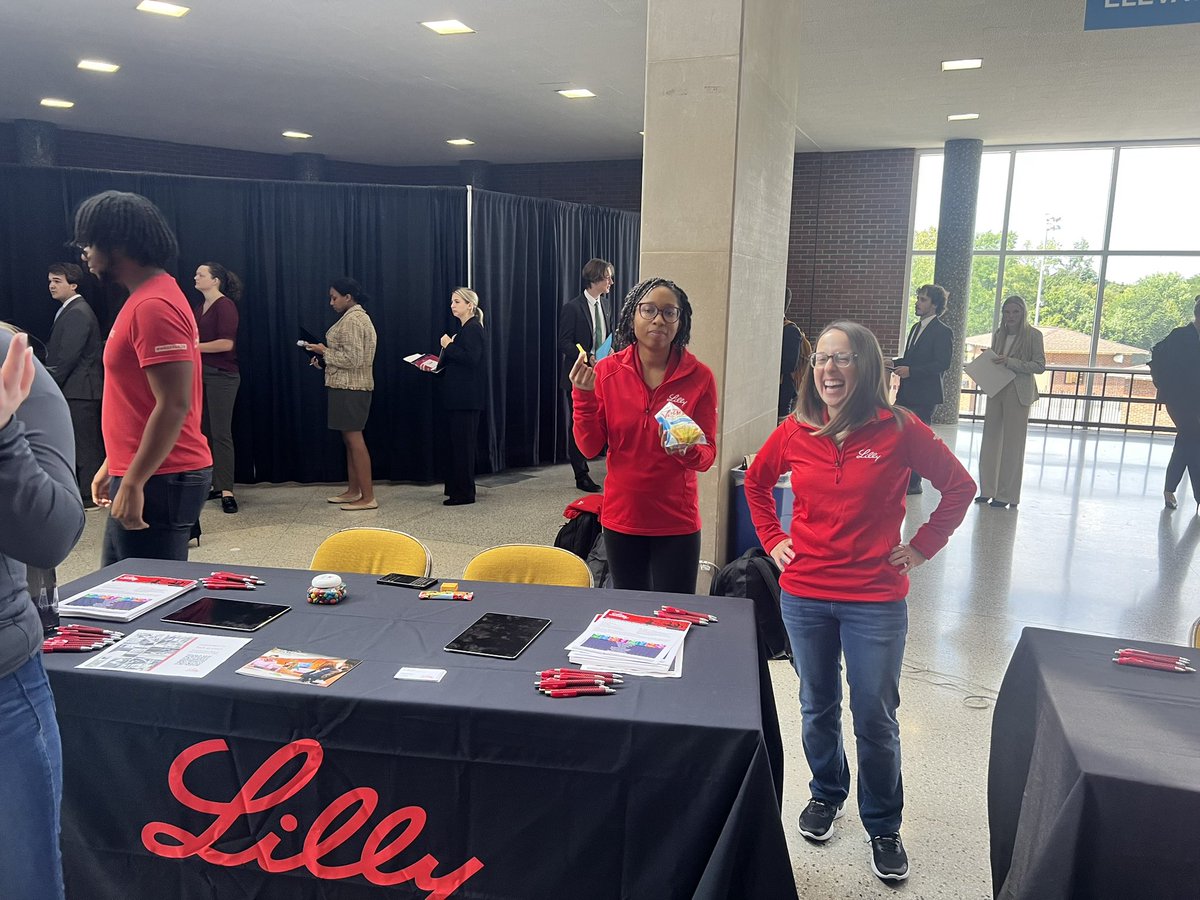 LeaderLouise's tweet photo. Career Fair at Miami University is a huge success. 
Fun for see alumni from the Leadership Institute recruiting for Eli Lilly. 
And great to see so many of our current students talking to companies.@LillyPad @miamiuniversity @CEC_STEMinist https://t.co/Mc1BkmULjt