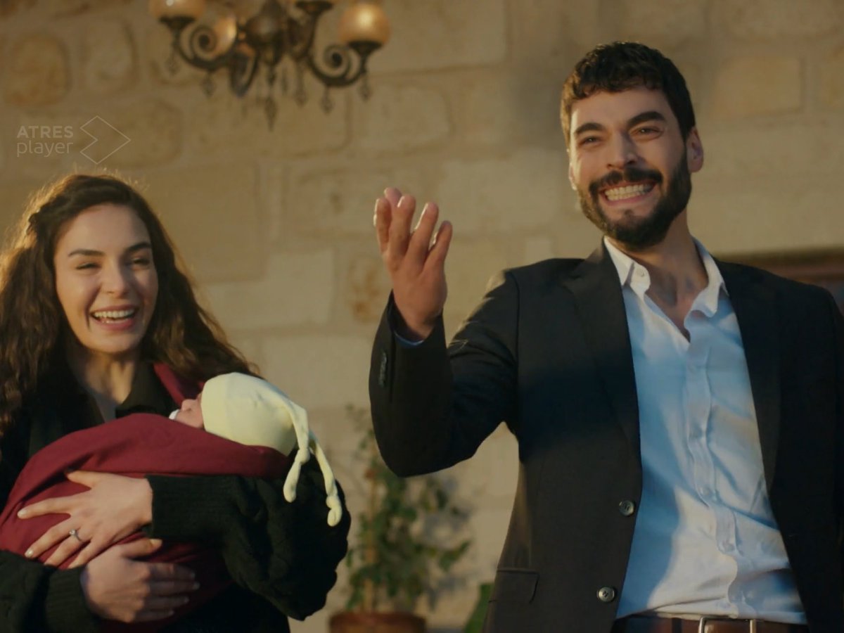 yvette_princz's tweet photo. His smile, his happiness ❤️❤️❤️
#AkınAkınözü #MiranSadoglu #UmutSadoglu #UmRan #Hercai https://t.co/cBsbLZZMSU
