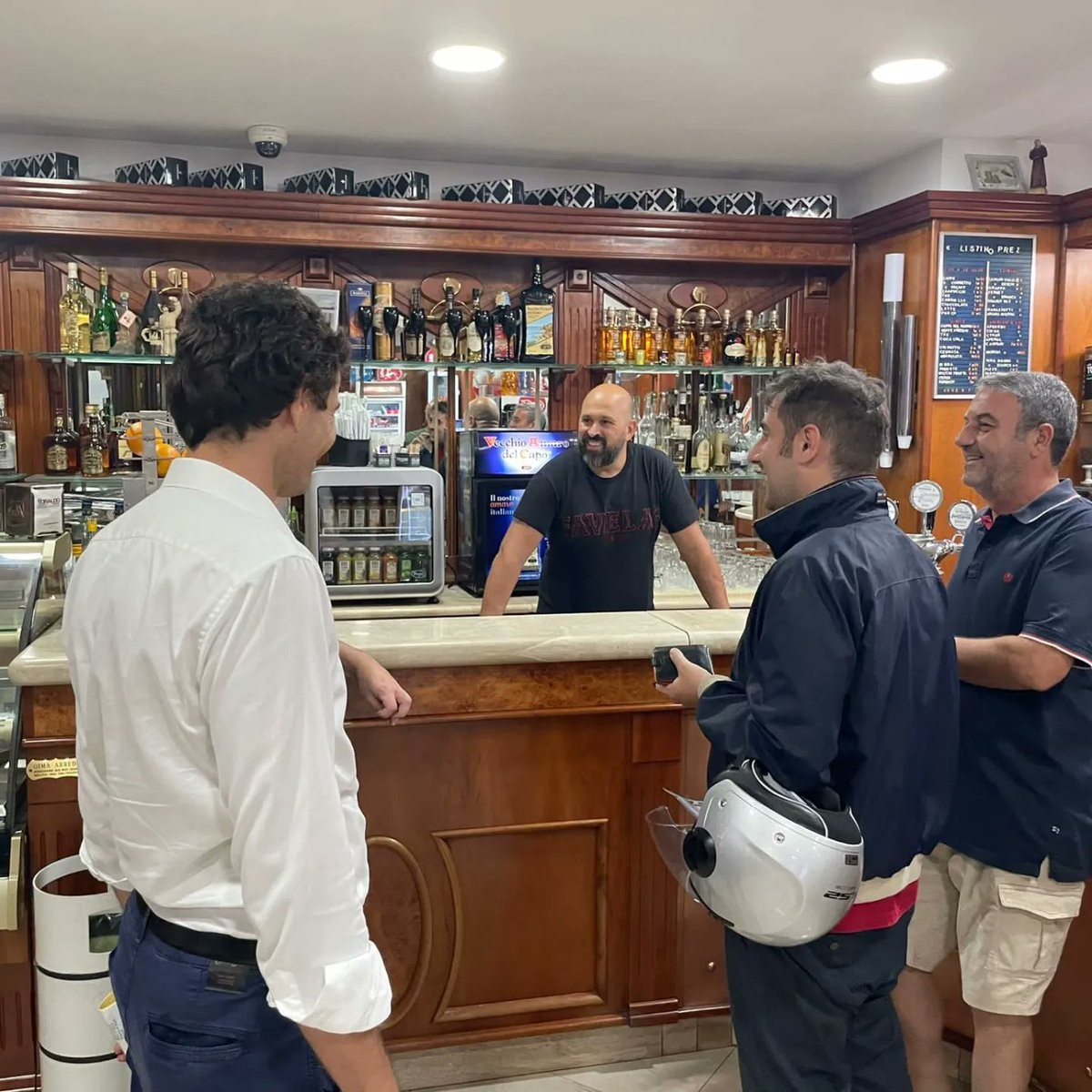 Non provengo da questo territorio, è vero, ma mi sto impegnando per conoscerla.
Lo sto facendo parlando con persone per strada e negozi, provando a capire i problemi e offrendo soluzioni per risolverli.
Se sarò eletto non andrò via ma rappresenterò le esigenze di questa terra!