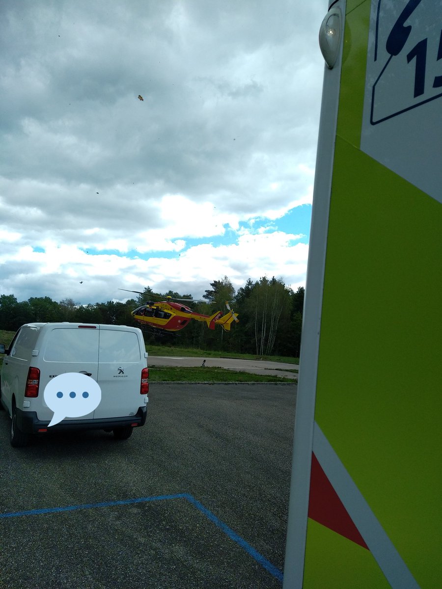 AmbulanceSante's tweet photo. @clairecltz Ici aussi une belle journée ! Belle collaboration avec le @SDIS88 le dragon 67 SAMU Lorraine et notre #SAMU88 https://t.co/rdrP5QEbxb