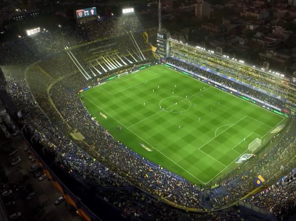 Lunes. 19:00hs, la Bombonera rebalsada de gente. 

¿Saben por qué no es noticia?
Porque es costumbre…