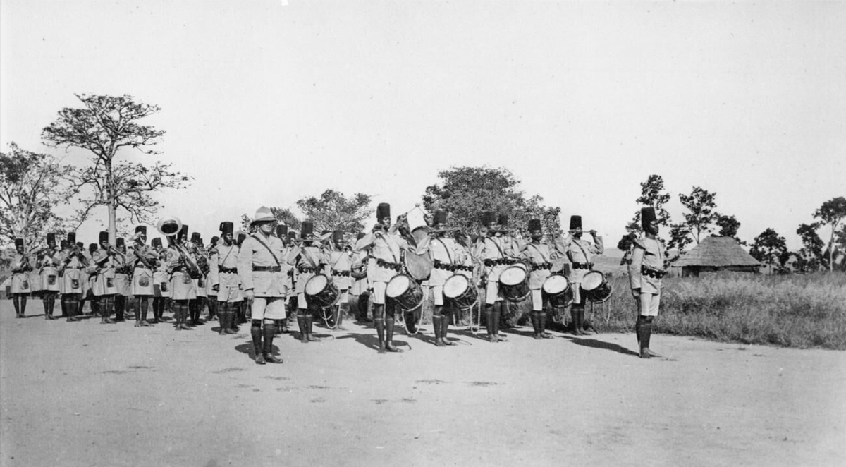 "Kasooli w'e Ggomba: aliibwa na mbiro." No fewer than 7,000 Ugandans fought in WWI. In Buganda, warriors/soldiers could be described as those who needed to eat quickly and march speedily into German East Africa. 1/5