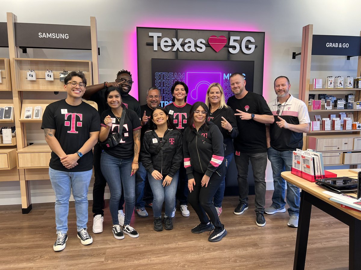 Thank you so much @TracyNolan_ for stopping by today and also teaching us some practices. Also thanks to the captain @vivesteph6 for leading the visit ! #TMobile #WeWontStop #TeamMagenta