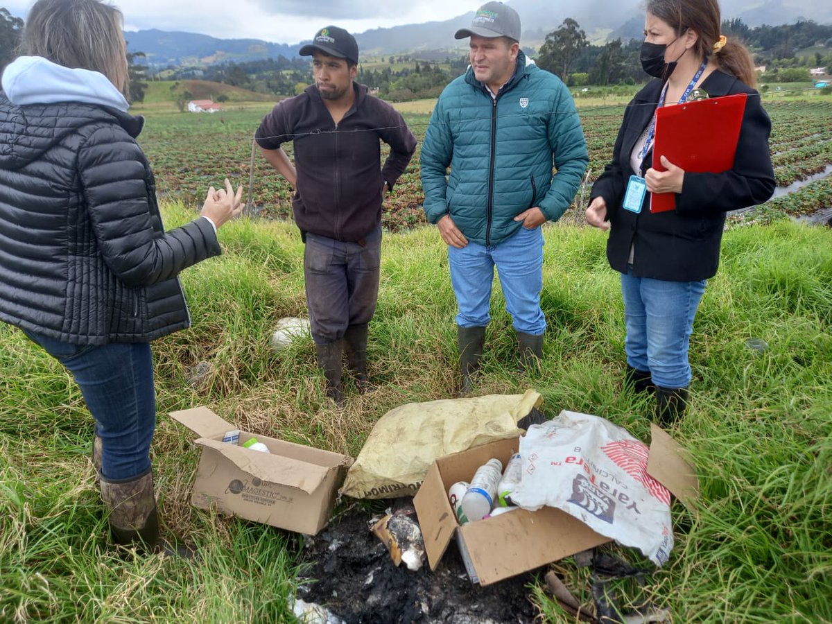 CAR_Cundi's tweet photo. Asimismo, realizamos visitas de seguimiento al adecuado manejo de los empaques de agroquímicos para lograr la entrega de los envases al gestor autorizado @CampoLimpioCo. https://t.co/cqVBq3UEu4