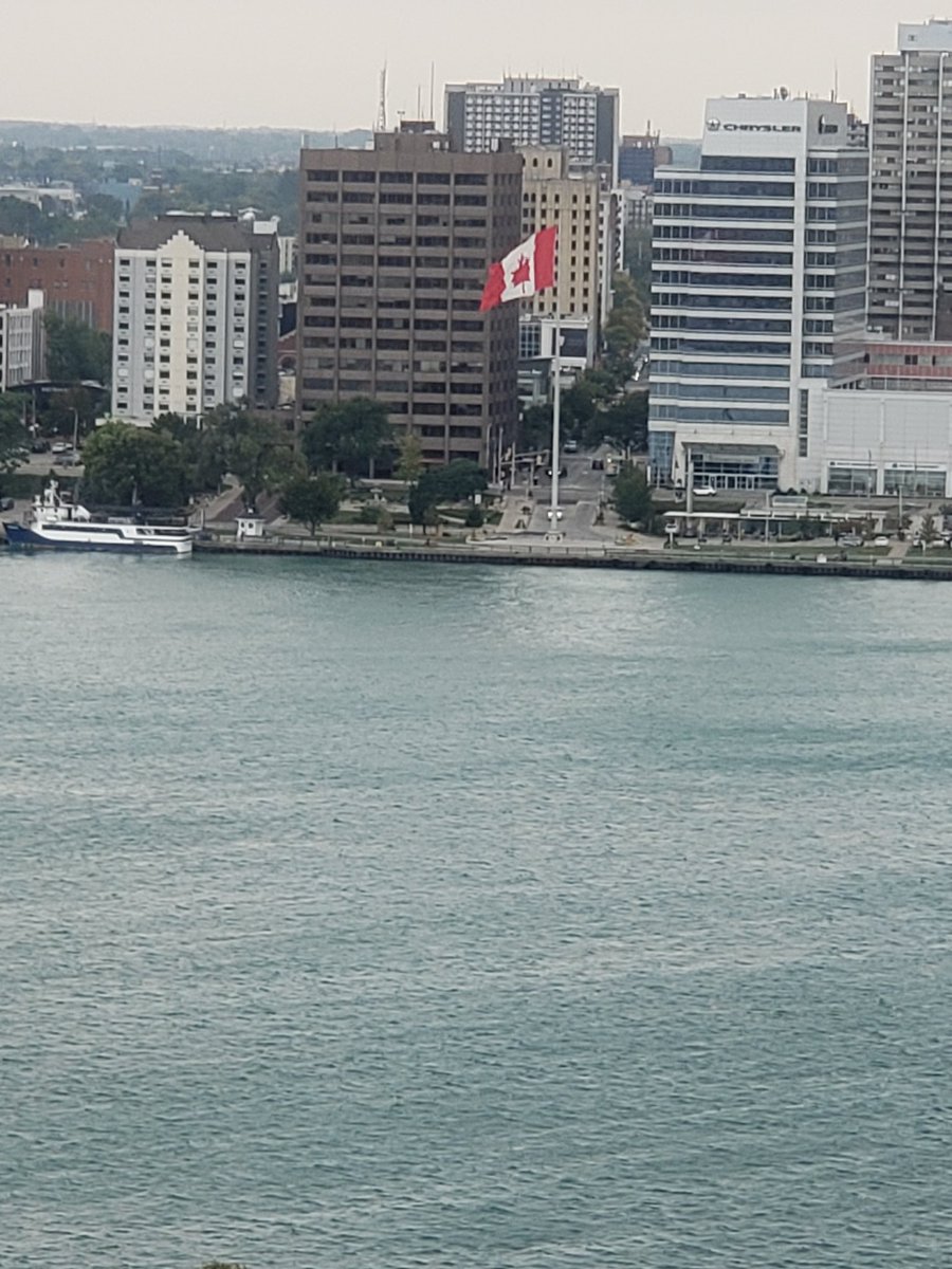 patrickgreen29's tweet photo. @KaceyKadoodles GM World Headquarters plus Windsor, Ontario. Canadian flag across the Detroit River! 11 stories up on a project today! #SomeParallel https://t.co/zLJVgKzLKh