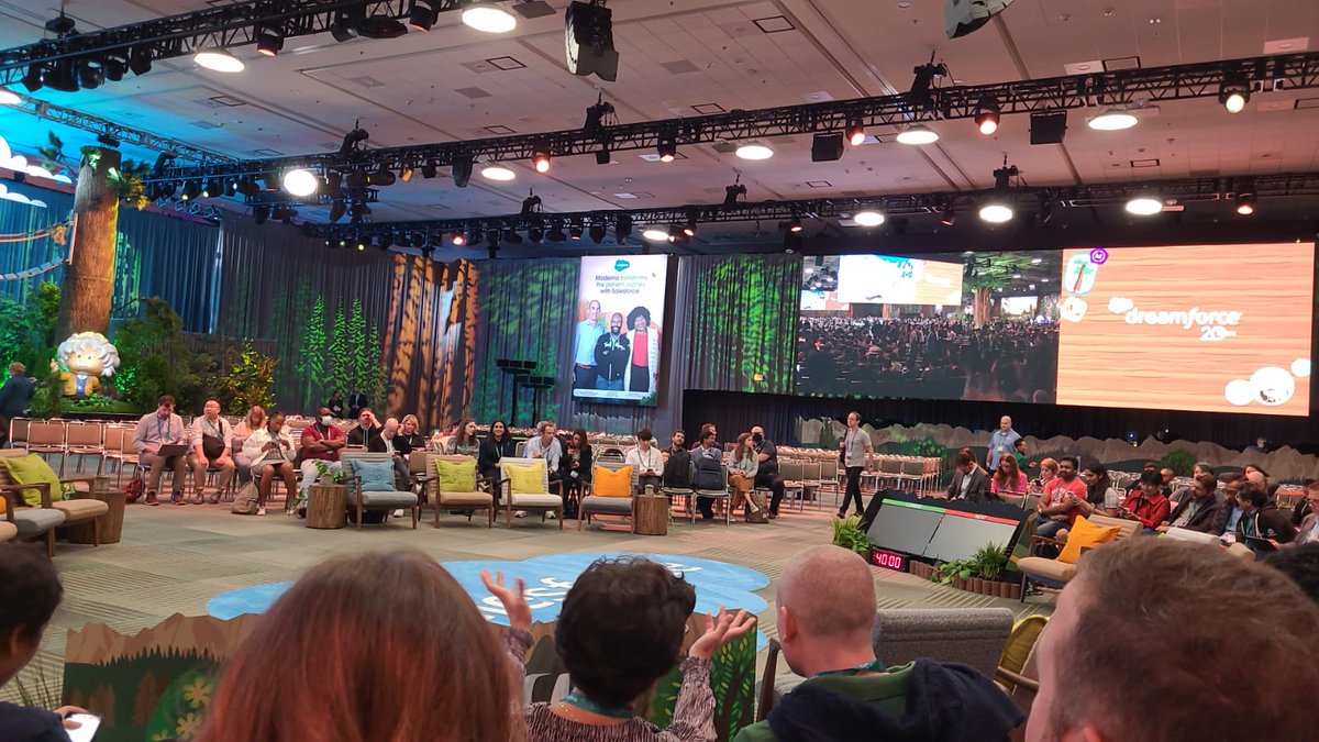 Compensar_info's tweet photo. Estamos presentes en la conferencia principal de apertura de @Dreamforce, llevada a cabo por @btaylor, CEO de @salesforce, en el marco del evento tecnológico más grande del mundo.
#BienestarIntegral
#DF22 #Dreamforce22 #innovacion #tecnología #uxexperience #sanfrancisco https://t.co/1XYNwR1pbo