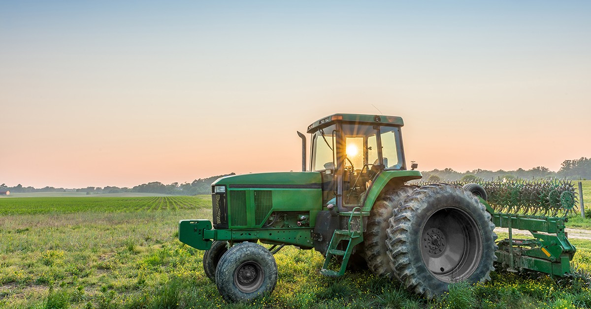 CoBank's tweet photo. U.S. farmers and ranchers increasingly depend on off-farm jobs and income, revealing the growing economic interconnection of rural communities and surrounding cities. Read the CoBank Knowledge Exchange/University of Missouri report: https://t.co/PDL3D3WPNh https://t.co/ydG7jqEek5