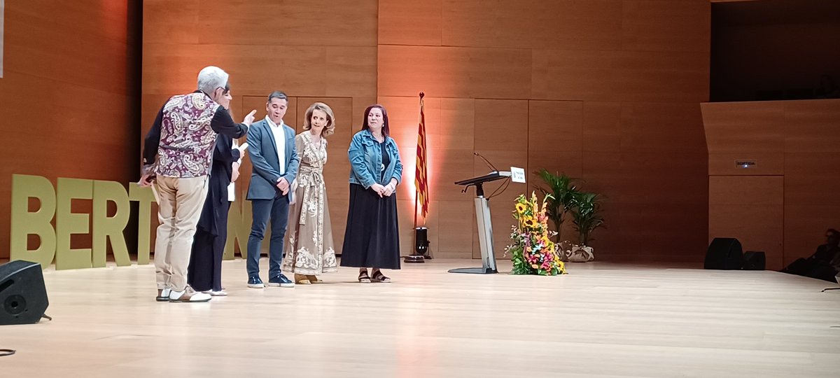 columnaedicions's tweet photo. Martí Gironell ( @martigironell ), Premi Prudenci Bertrana amb "El fabricant de records", una història èpica i delicada sobre el fotògraf ambulant Valentí Fargnoli, una vida feta de records i secrets inoblidables.
Avui, #PremisLiterarisdeGirona a @auditori_gi
#NitdelsBertrana! https://t.co/6sQIGjKz06