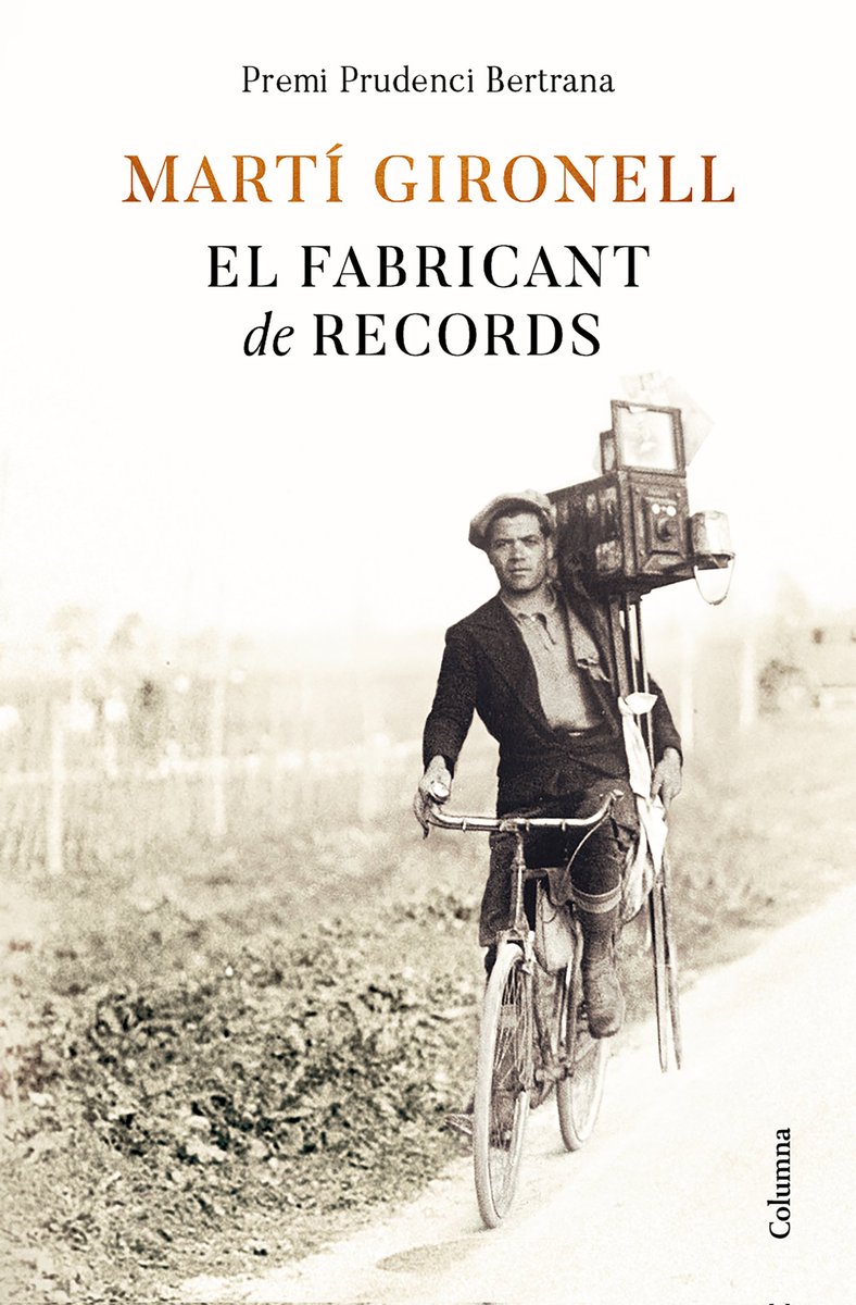 columnaedicions's tweet photo. Martí Gironell ( @martigironell ), Premi Prudenci Bertrana amb "El fabricant de records", una història èpica i delicada sobre el fotògraf ambulant Valentí Fargnoli, una vida feta de records i secrets inoblidables.
Avui, #PremisLiterarisdeGirona a @auditori_gi
#NitdelsBertrana! https://t.co/6sQIGjKz06