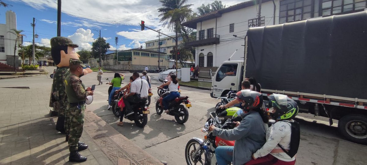 Ejercito_Div6's tweet photo. El Batallón de Apoyo y Servicios para el Combate N.°27 realizó plan semáforo, difundiendo campañas en contra de la explotación ilícita de yacimientos mineros e invitando a la comunidad de Mocoa #Putumayo, a denunciar estos actos mediante la Línea 147 del @GaulaMilitares. https://t.co/WFQaqkC9Ii