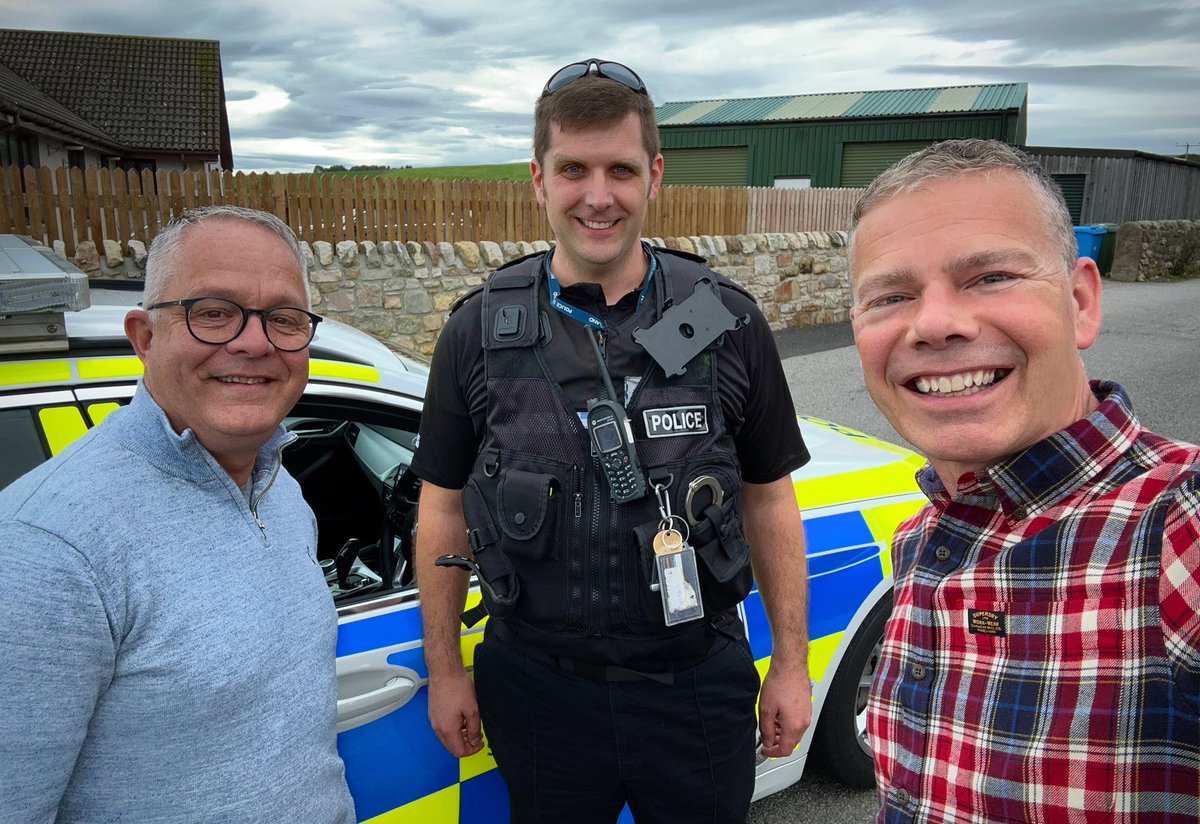 FoxesAfloat's tweet image. Blue lights, sirens, a chase, and obviously Shaun couldn’t keep up! 😮‍💨 I’ve no idea why we ran because the nice Policeman only wanted a selfie with us to show his parents who watch our vlogs 👮‍♀️ 📸 🤩 #elloelloello