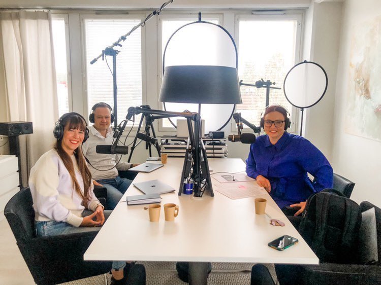 ”Miten yritys pärjää, kun kilpailu osaajista on kovaa?” 💪

Tänään mainio tehtävä podcast-hostina - kanssakeskustelijoina mukavat <a href="/ViljaLaaksonen/">Vilja Laaksonen</a> <a href="/aavabang/">Aava & Bang</a> ja <a href="/tjkarki/">Timur Kärki</a> <a href="/GoforeGroup/">Gofore</a> ! Stay tuned!

Kiitos <a href="/KS_kauppakamari/">Keski-Suomen kauppakamari</a> ! 
#osaajapula 
#johtaminen
#yrityskulttuuri
#oppiminen