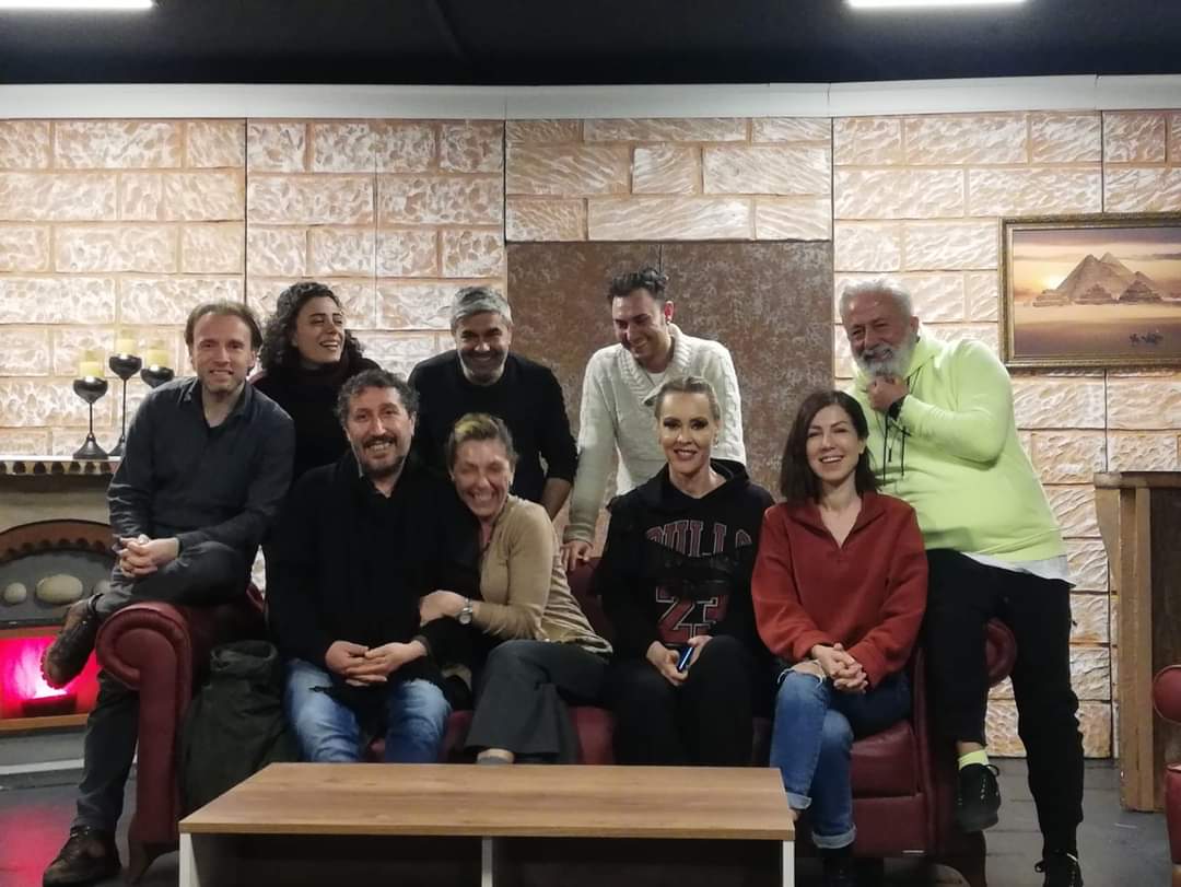 Acımız büyük,Tiyatro KALE 'nin çok kıymetli oyuncusu canımız biricik arkadaşımız Başak ÖZEL'i kaybettik. Cenazesi yarın öğle namazında Feriköy Hacı Ayşe Sarıgül camiinden kaldırılacak, Feriköy mezarlığına defnedilecek... 😢 Tüm dostlara ve sevenlerine duyurulur.😥