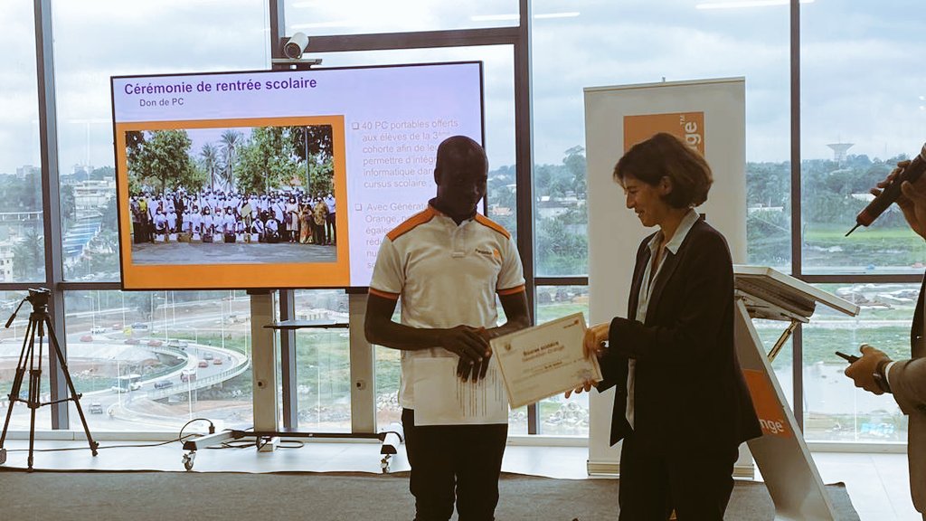 SyllaAbou's tweet photo. 40 PC offerts aujourd'hui aux élèves de la 3ème promotion #GenerationOrange

Remise symbolique à l'élève du lycée moderne de Katiola qui a 17,56 de moyenne par @Cheydema DG du groupe @orange
#OperateurDigitalEngagé #orangedigitalcenter https://t.co/Xi7HYa48de