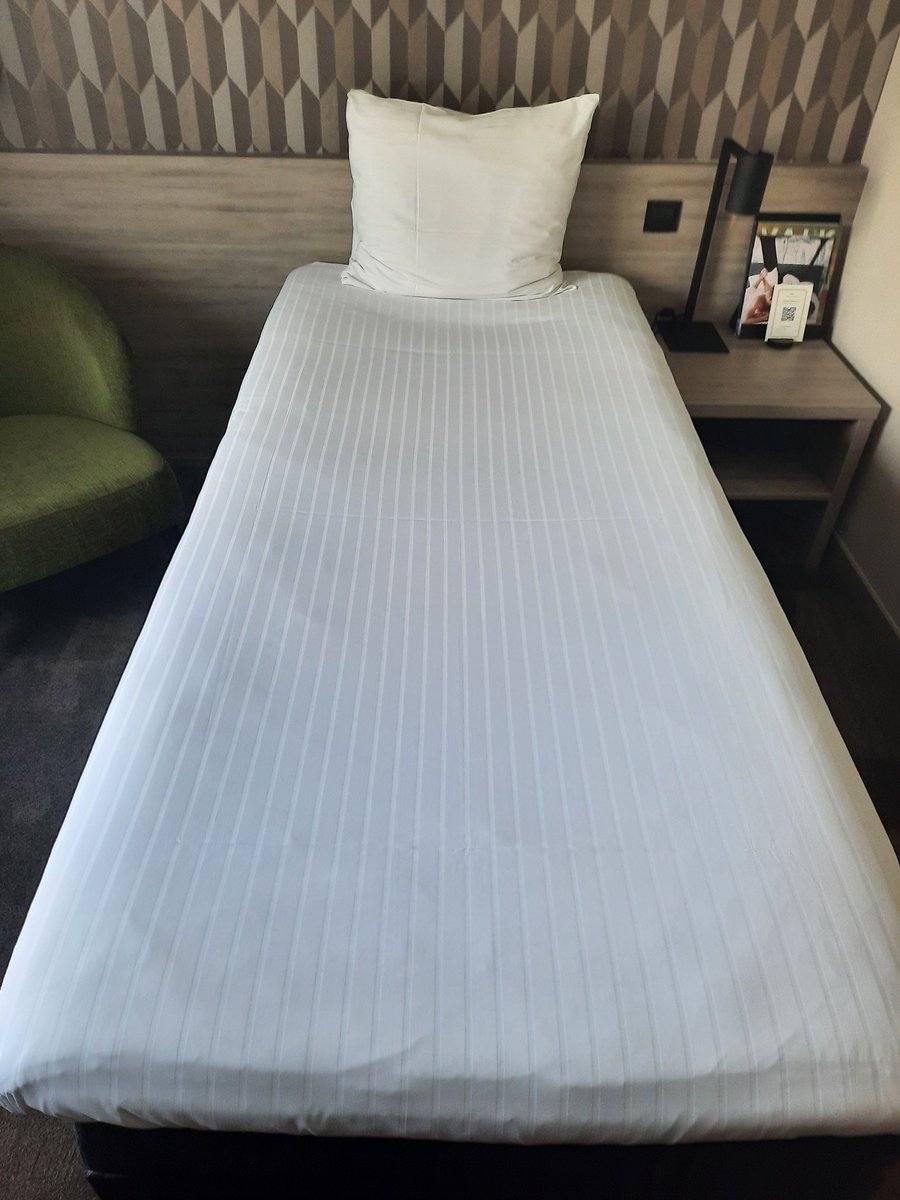 Verward op mijn hotelkamertje te Drachten. Terwijl de radio tettert over gasrekeningen, volg ik Rusland, gaat Poetin vanavond wellicht impliciet dreigen met kernoorlog. Maar 't dringt kennelijk amper tot de mensen door. Totaal surrealistisch.