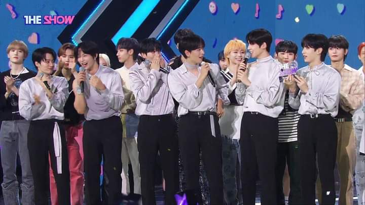 lagomitadejisoo's tweet photo. 'Same Scent' de ONEUS ha obtenido su cuarta victoria el día de hoy en The Show 🏆
¡Felicidades! 🎉
#SameScent4thWin #ONEUS #ONEUS4thwin https://t.co/J3YxZQFdce